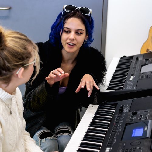 Nederlandse artiesten over musiceren en nummers maken in opdrachten van LAKSMHI, Massi, Peer, Judy Blank, Navarone en Joya Mooi.